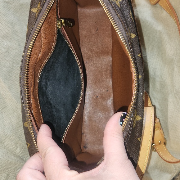 Authentic Louis Vuitton Trocadero 27 Crossbody - Picture 8 of 12